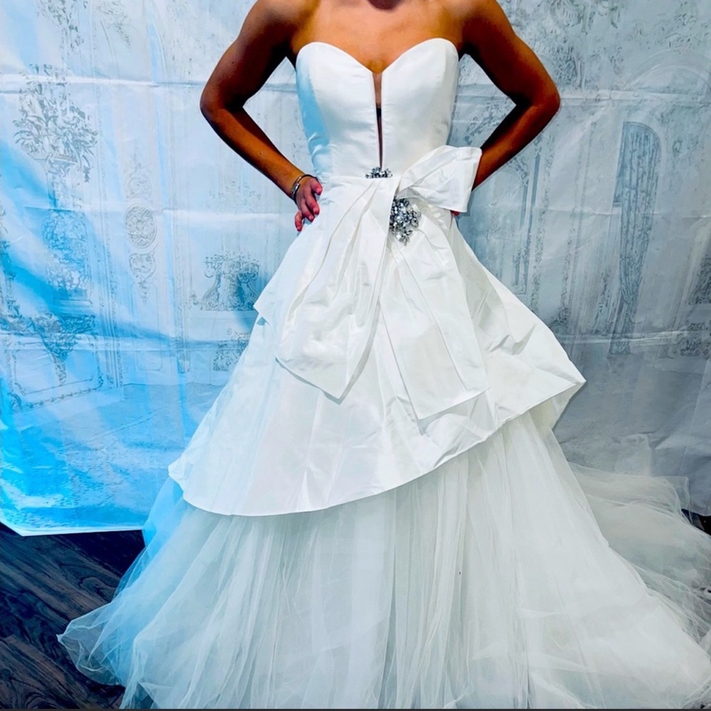 Gorgeous Brand New AMSALE New York wedding gown size 10 $5280 blue label